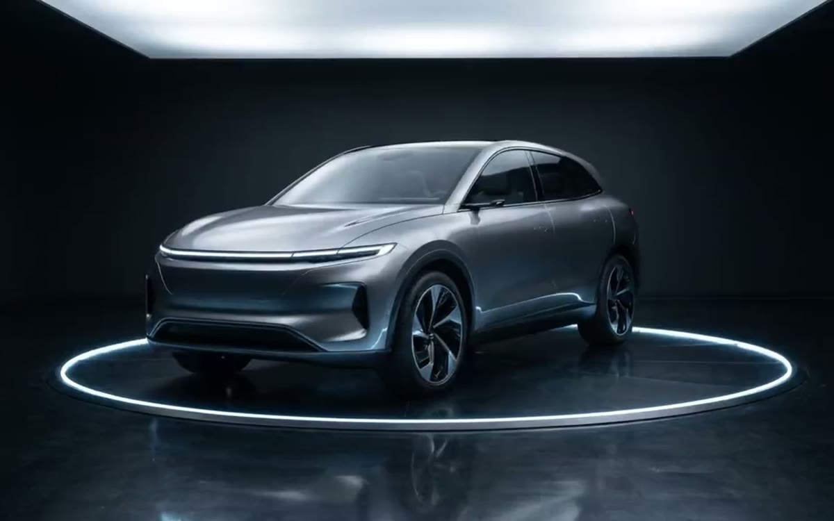 APEX — immersive autodealer met 3D-assembly op scroll