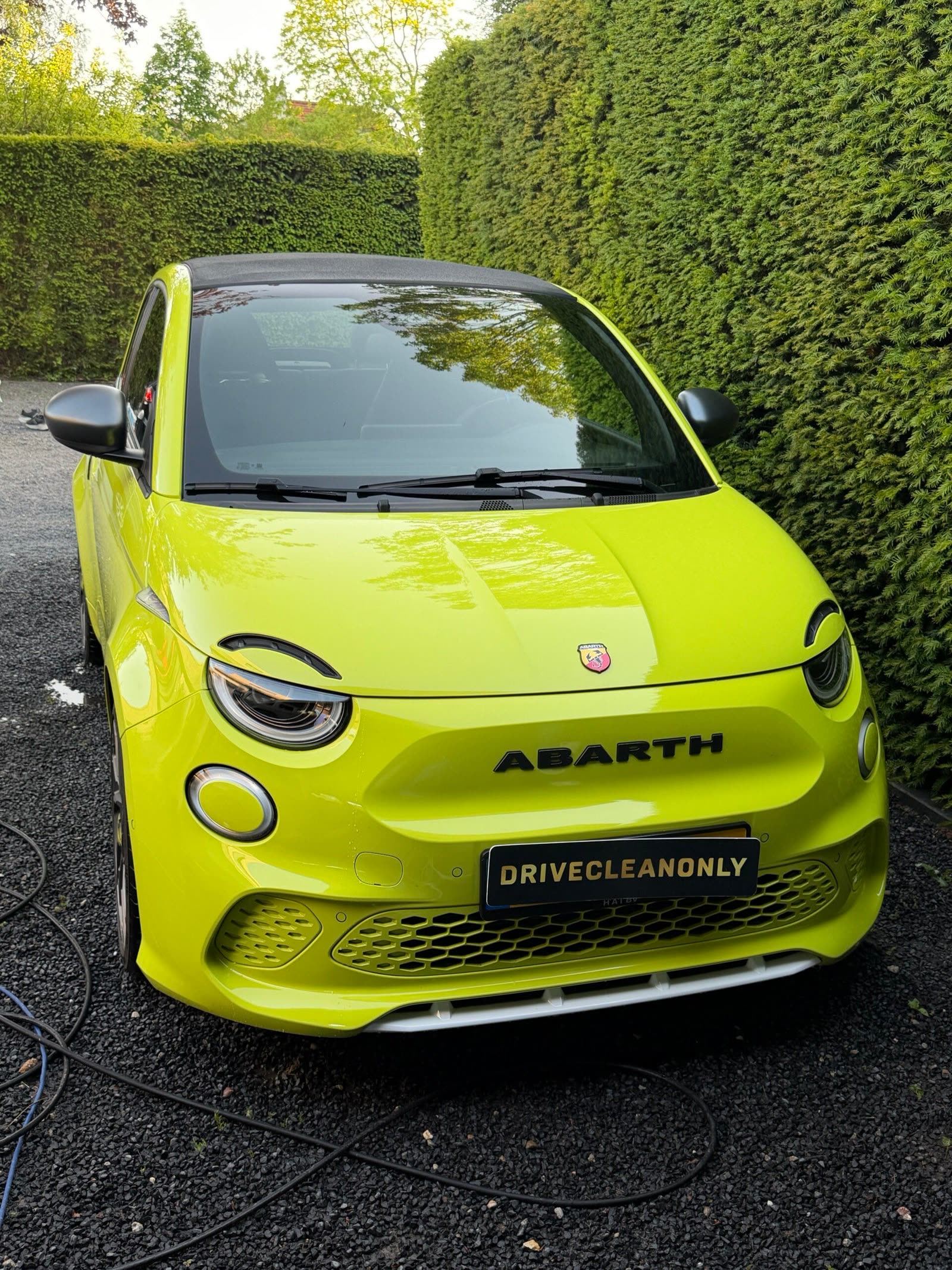 Limoengroene Abarth 500e met DriveCleanOnly-kentekenplaat