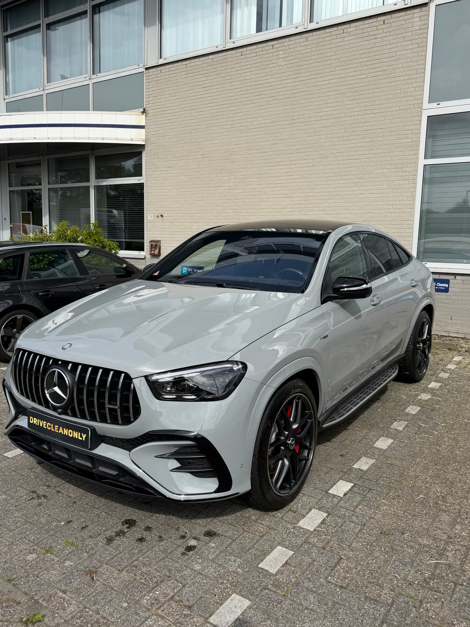 Grijze Mercedes-AMG coupé, gereinigd en gepolijst door DriveCleanOnly in Den Haag