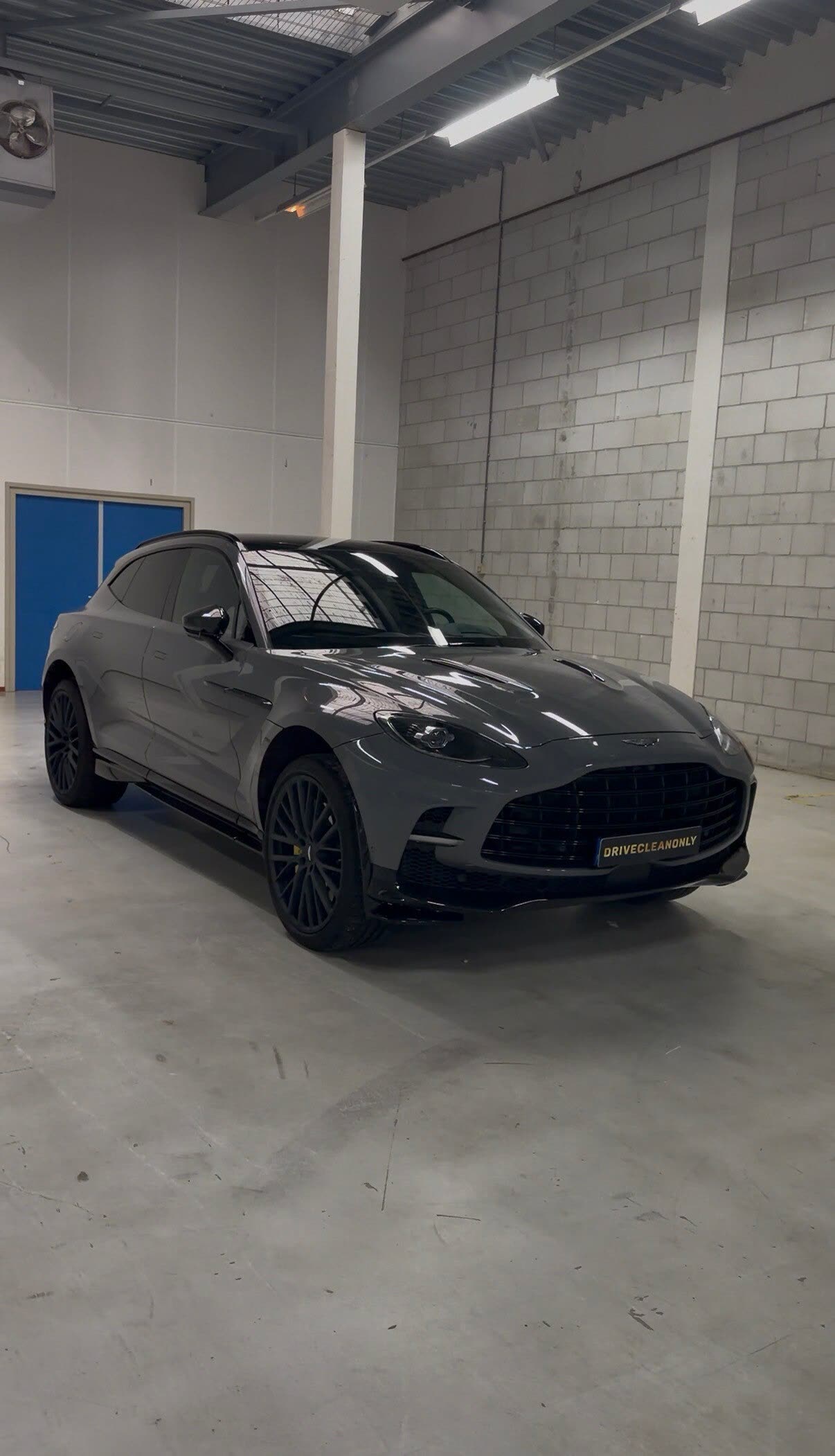 Aston Martin in de studio van DriveCleanOnly in Den Haag