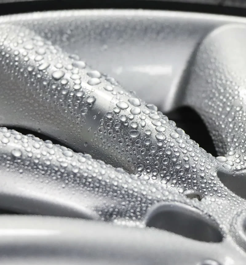 Waterdruppels parelen af op een gecoate velg — resultaat van een keramische coating door DriveCleanOnly