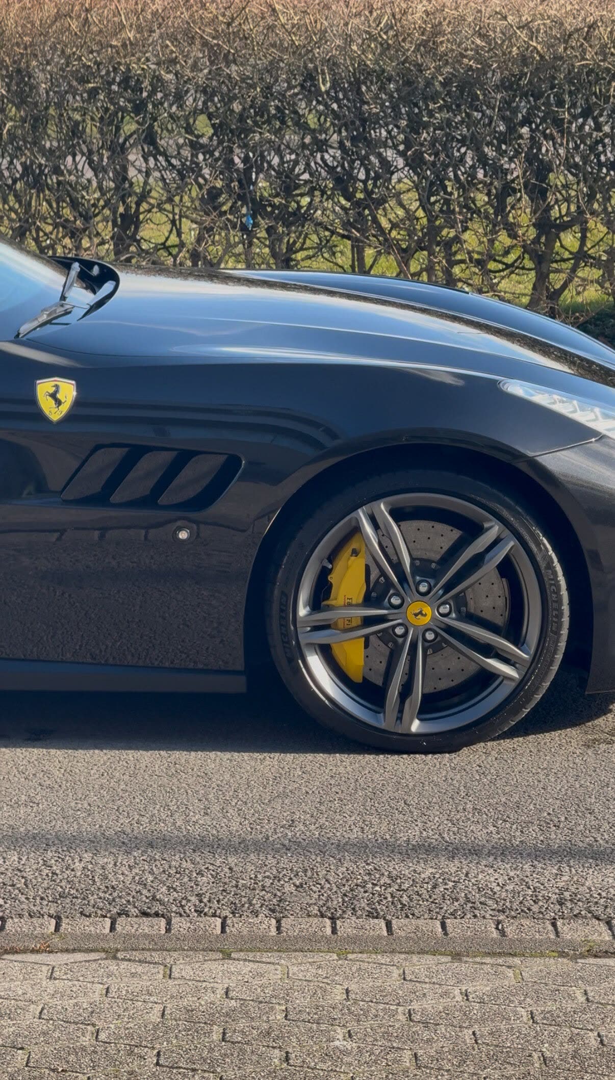 Schone Ferrari-velg met gele remklauw, gereinigd door DriveCleanOnly