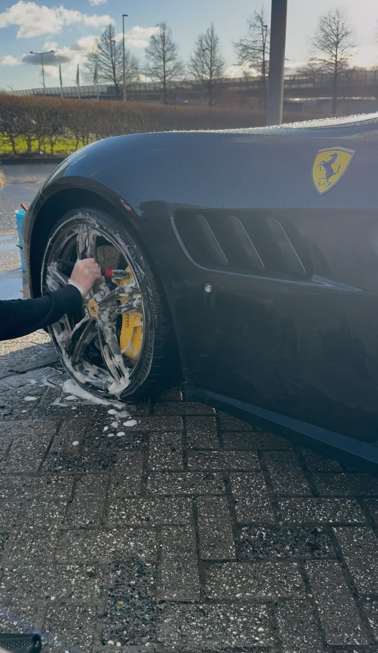 Machinaal polijsten van een autolak bij DriveCleanOnly in Den Haag