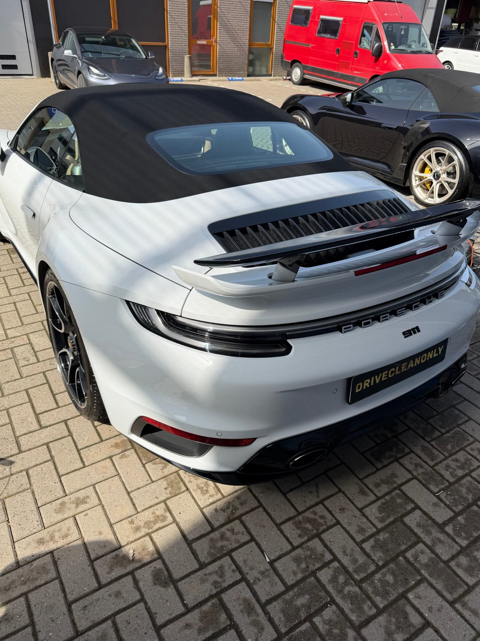 Zilvergrijze Porsche 911 na detailing