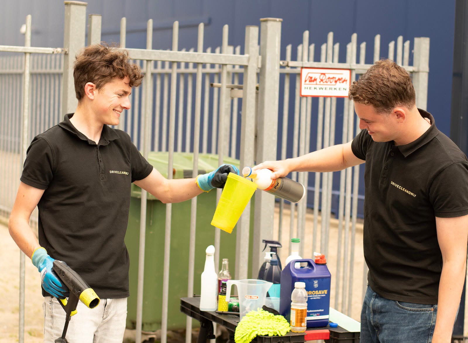 Het team van DriveCleanOnly aan het werk met professionele detailing-producten