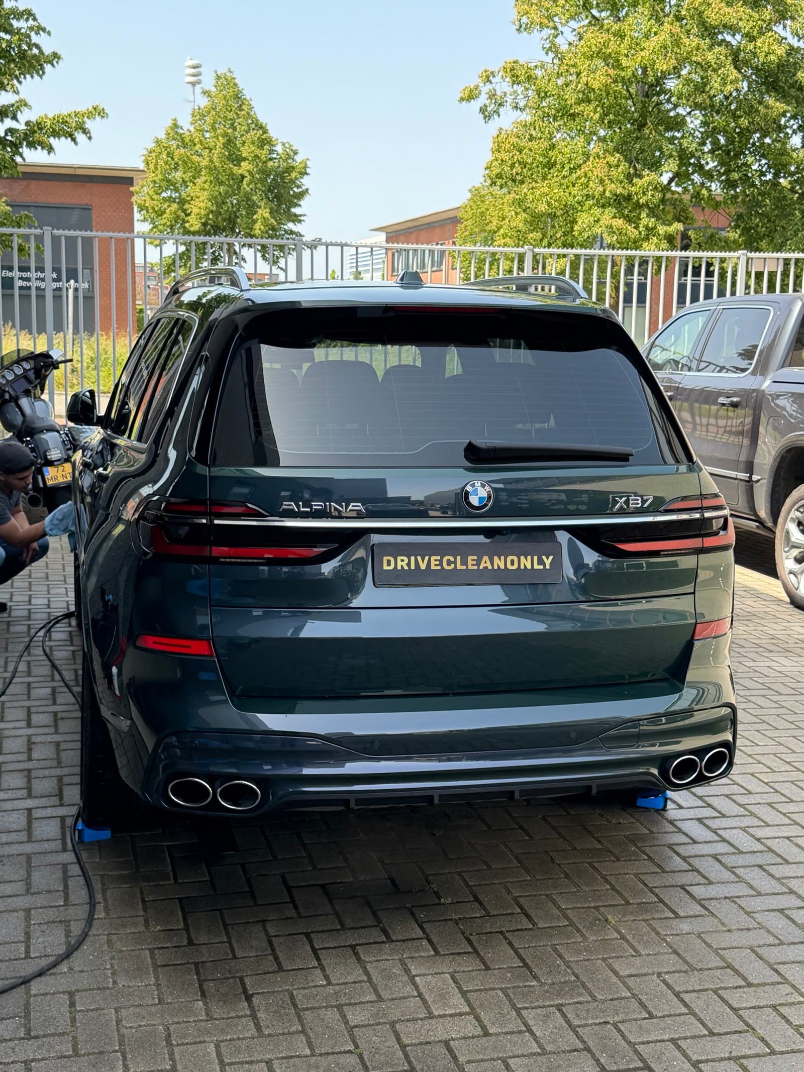 Donkergroene BMW X7 na reiniging en detailing bij DriveCleanOnly